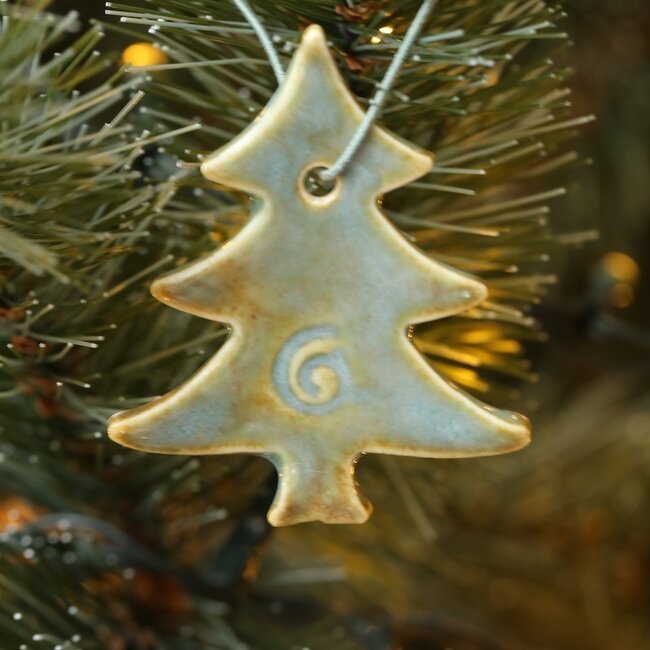 Sapin de Noël artisanal en porcelaine, fini avec un émail vert clair ou menthe