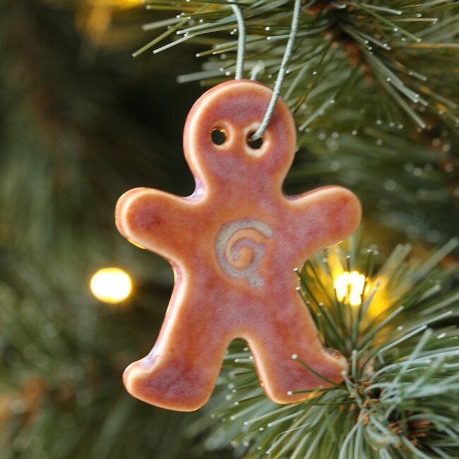 Handgemaakte kerstpopje in porselein afgewerkt met mijn sunrise glazuur