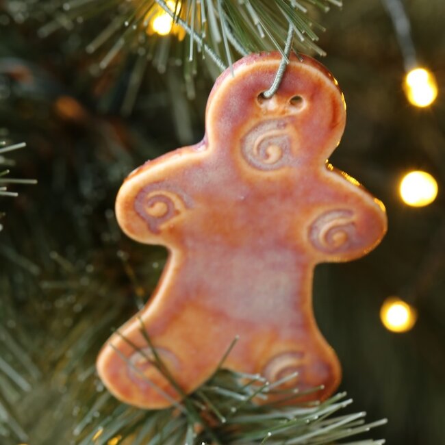 Handgemaakte kerstpopje in porselein afgewerkt met mijn sunrise glazuur