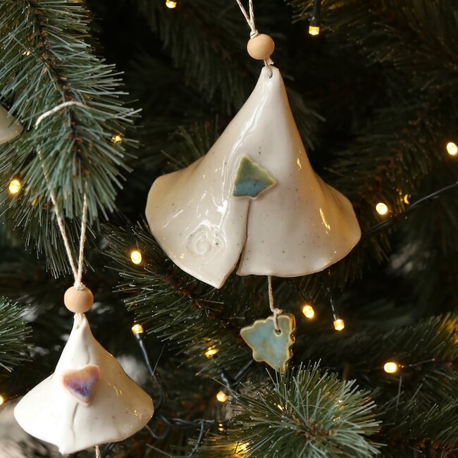 Clochette de Noël artisanale en porcelaine, décorée d'une figurine de Noël