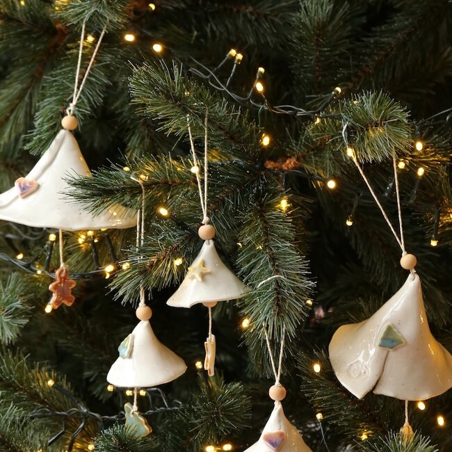 Handgemaakt Kerstklokje in porselein afgewerkt met een ster