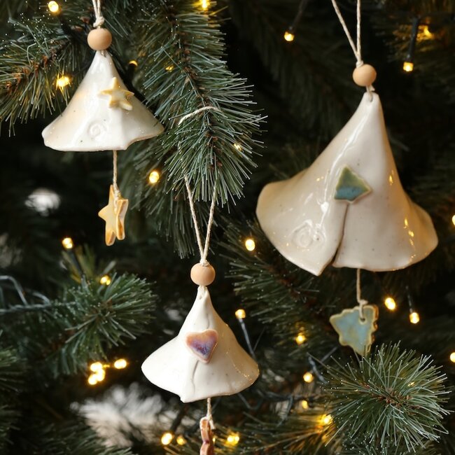 Clochette de Noël artisanale en porcelaine, décorée avec une étoile