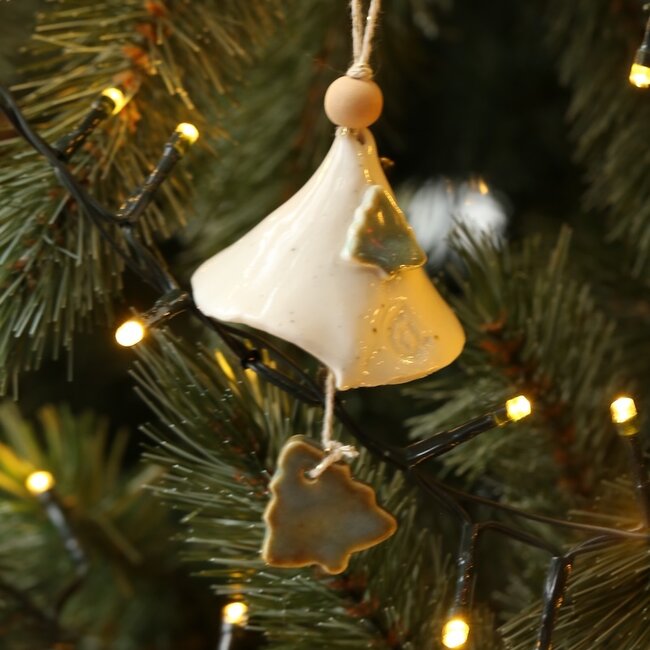 Handgemaakt Kerstklokje in porselein afgewerkt met een kerstboom