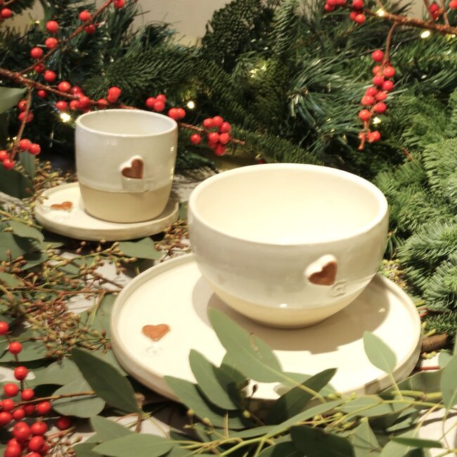 Tasse en céramique blanc fait main du service « White Heart » avec une coeur couleur sungreen