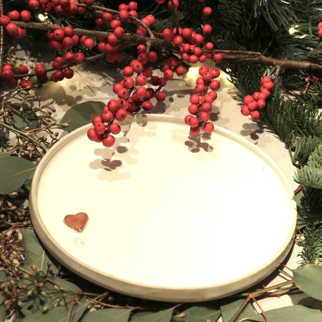 Assiette blanche en céramique faite à la main de la collection "White Heart" avec une coeur couleur sungreen