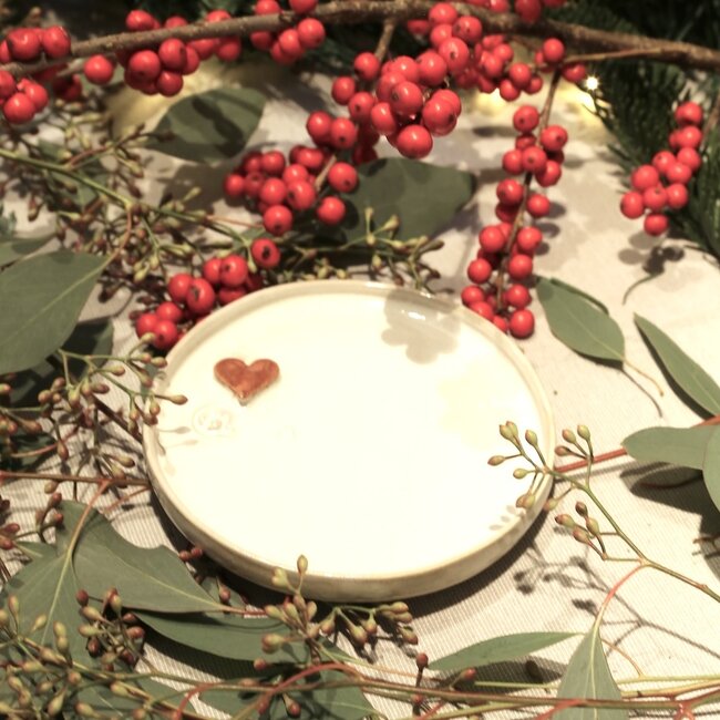 Wit handgemaakt keramisch bord van het servies en de collectie “White Heart" met een sungreen-kleurig hart