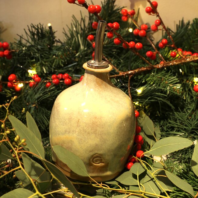 Dit olieflesje is met  de pottersbakkersschijf hand gedraaid in een unieke speelse vorm