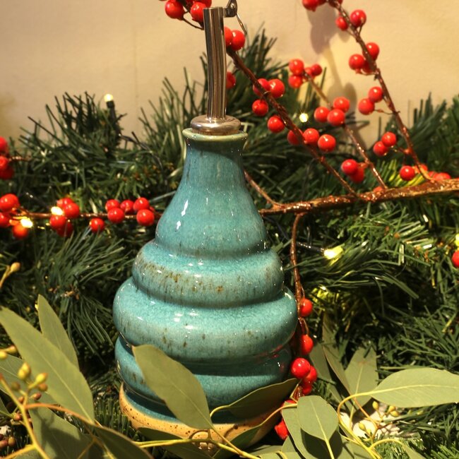 Cette bouteille d'huile est tournée à la main avec le tour de potier pour lui donner une forme ludique unique.