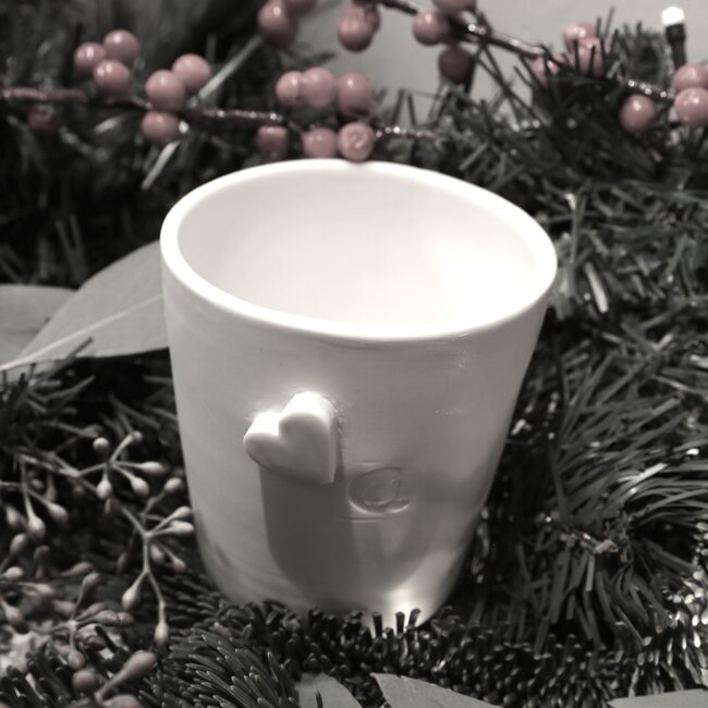 Uniek handgemaakt porseleinen theetas met een subtiel hart in verwerkt