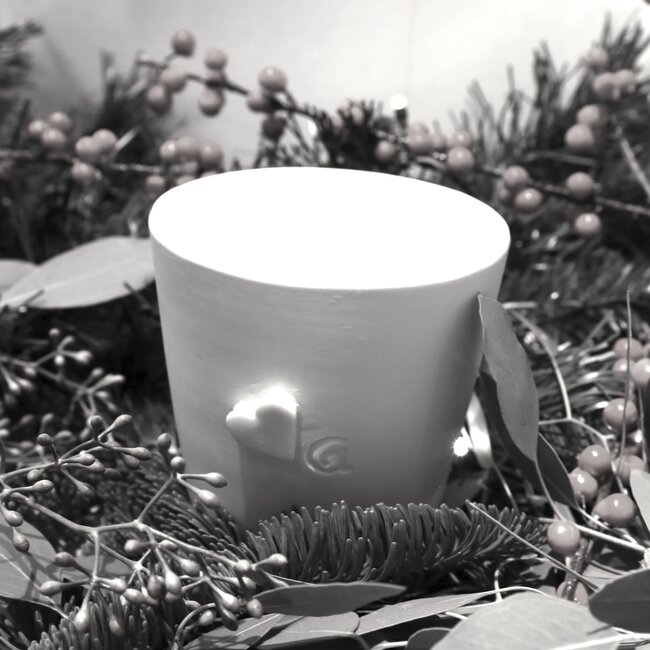 Tasse de thé unique en porcelaine faite à la main et ornée d'un cœur subtil