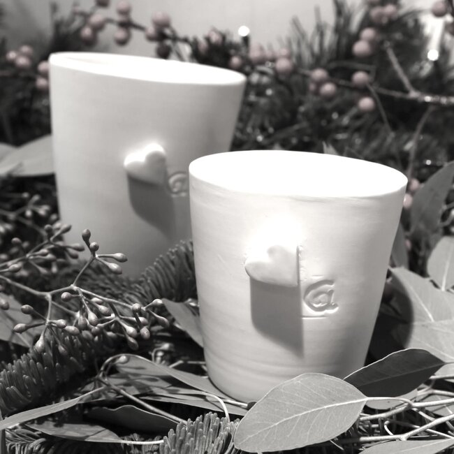 Uniek handgemaakt porseleinen theetas met een subtiel hart in verwerkt