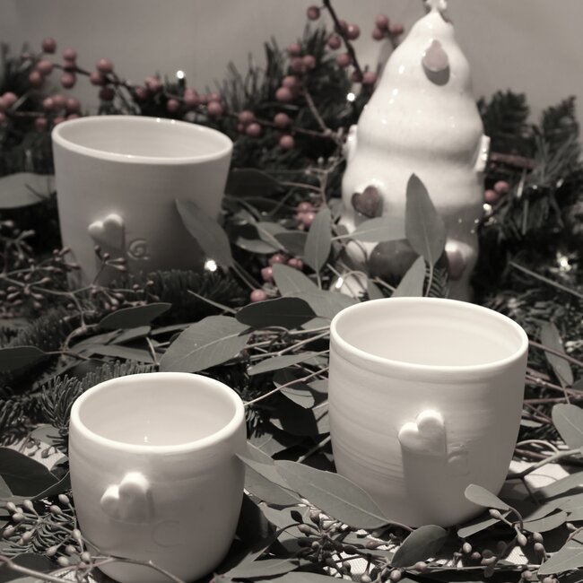 Tasse unique en porcelaine faite à la main et ornée d'un cœur subtil