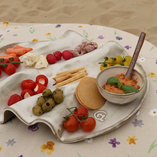 Golvende keramische handgemaakte tapaschaal Wave, Italian White