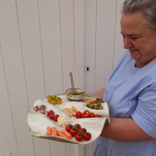 Golvende keramische handgemaakte tapaschaal Wave, Italian White