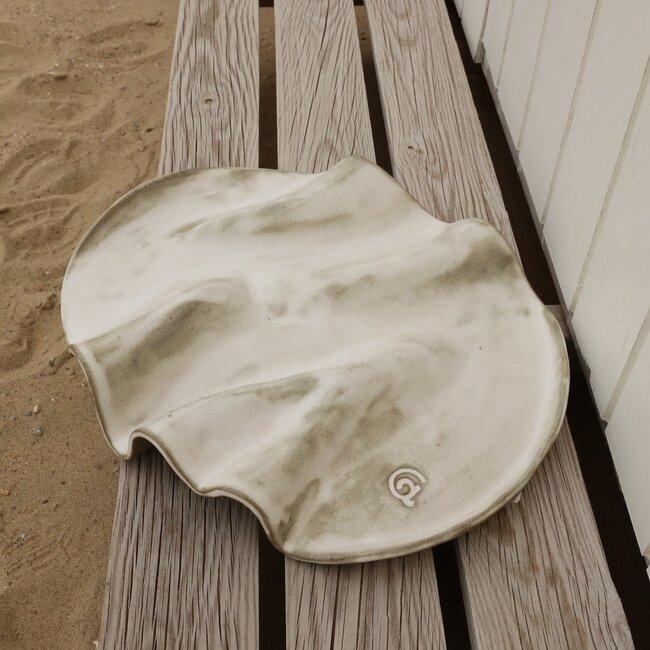 Golvende keramische handgemaakte tapaschaal Wave, Italian White
