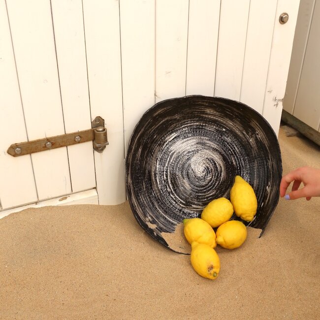 Keramisch handgemaakt decoratie en fruitschaal, Zwart spiraal