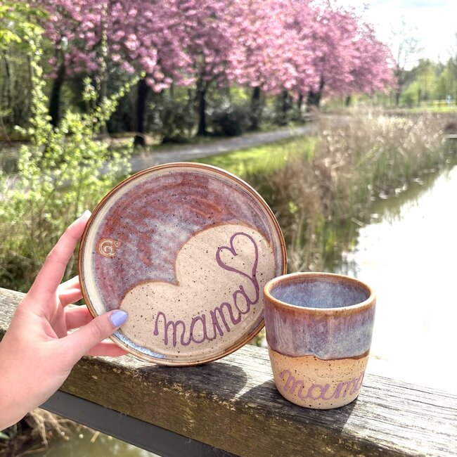Personalize a ceramic plate with a handwritten name