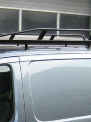 Zwart imperiaal Nissan NV200 uitvoering met achterdeuren inclusief opsteekrol en spoiler