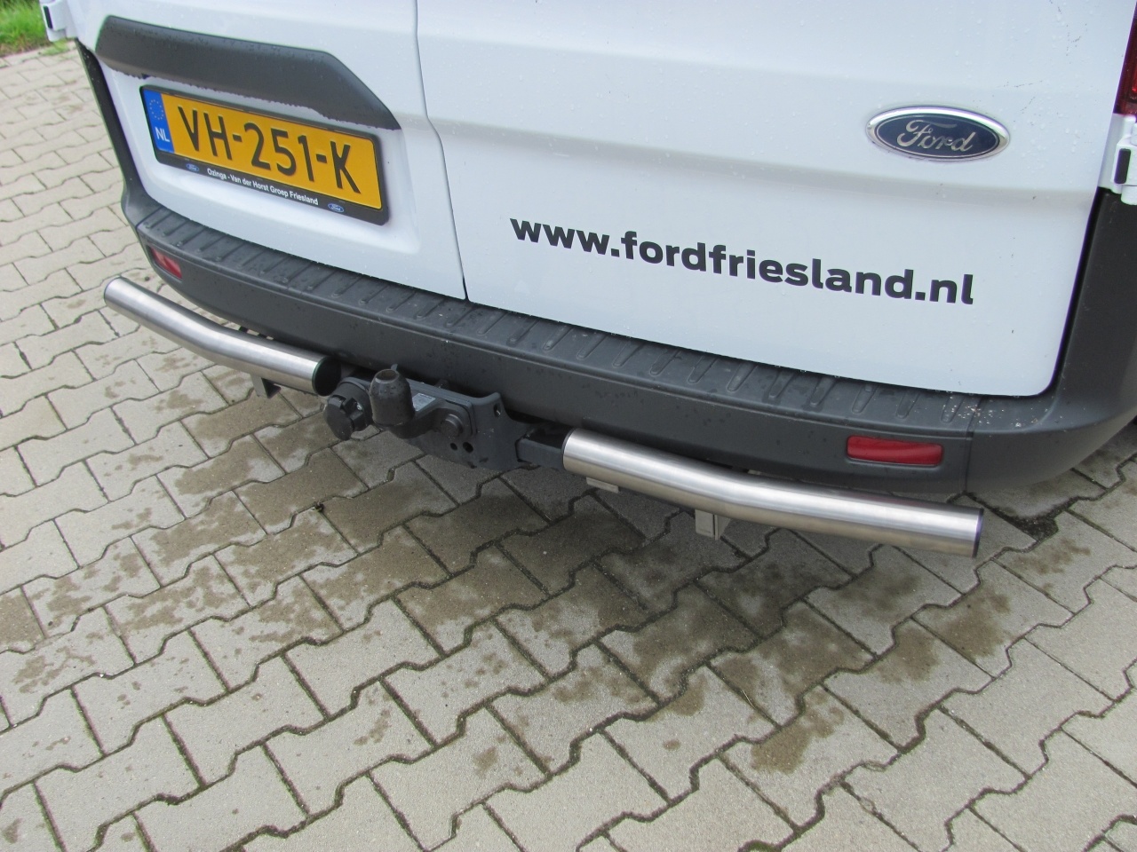 Rearbar RVS geborsteld Ford Transit Custom vanaf 2012 uitvoering met originele trekhaak