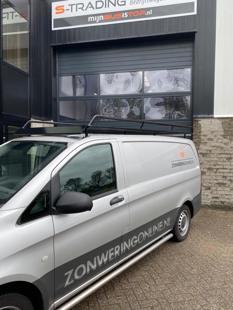 Zwart gecoat imperiaal Mercedes Vito vanaf 2014 inclusief opsteekrol en spoiler