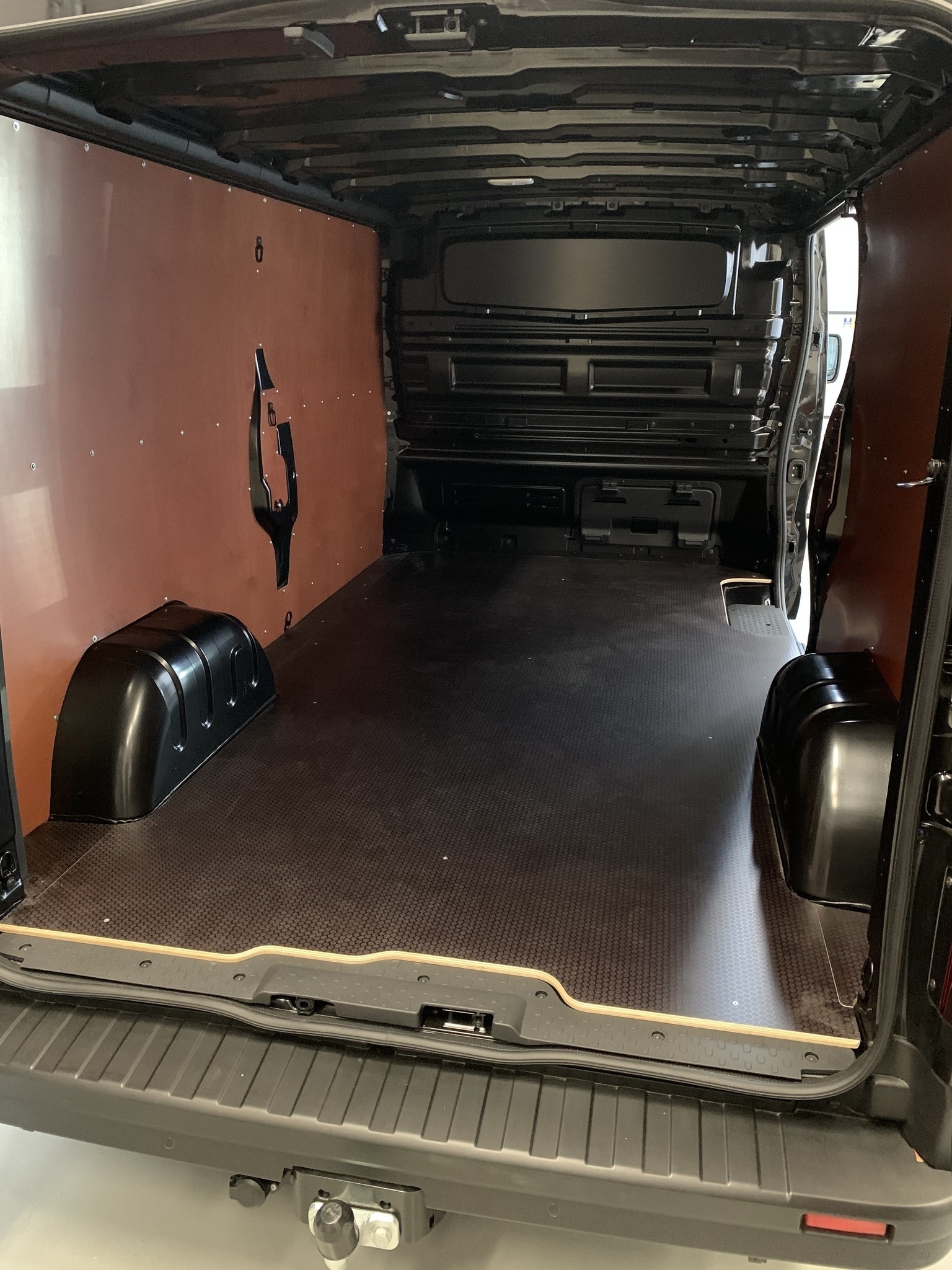 Koop Zwart bumperpaneel (trekhaak) Renault Trafic