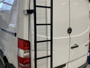 Volkswagen Zwarte deurladder montage op deurscharnier Volkswagen Crafter vanaf 2017