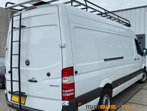 Mercedes Zwarte duplex ladder montage op deur Mercedes Sprinter vanaf 2006