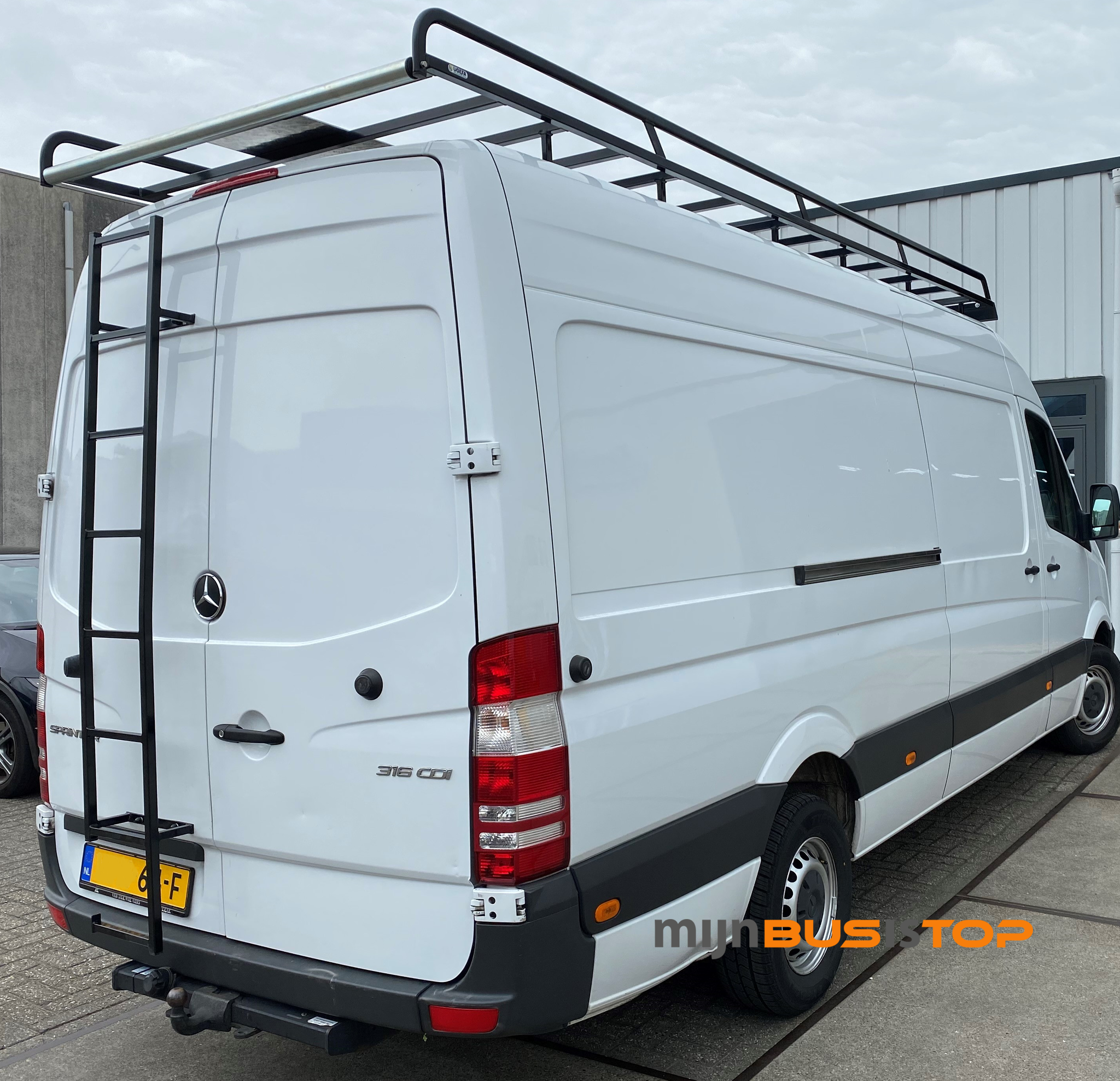 Zwarte duplex ladder 270 graden openslaande deuren montage op deur Mercedes Sprinter vanaf 2006 linkerzijde