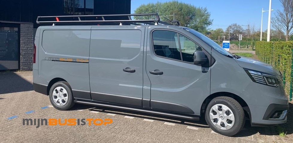 Zwarte blackline sidebars Renault Trafic vanaf 2014