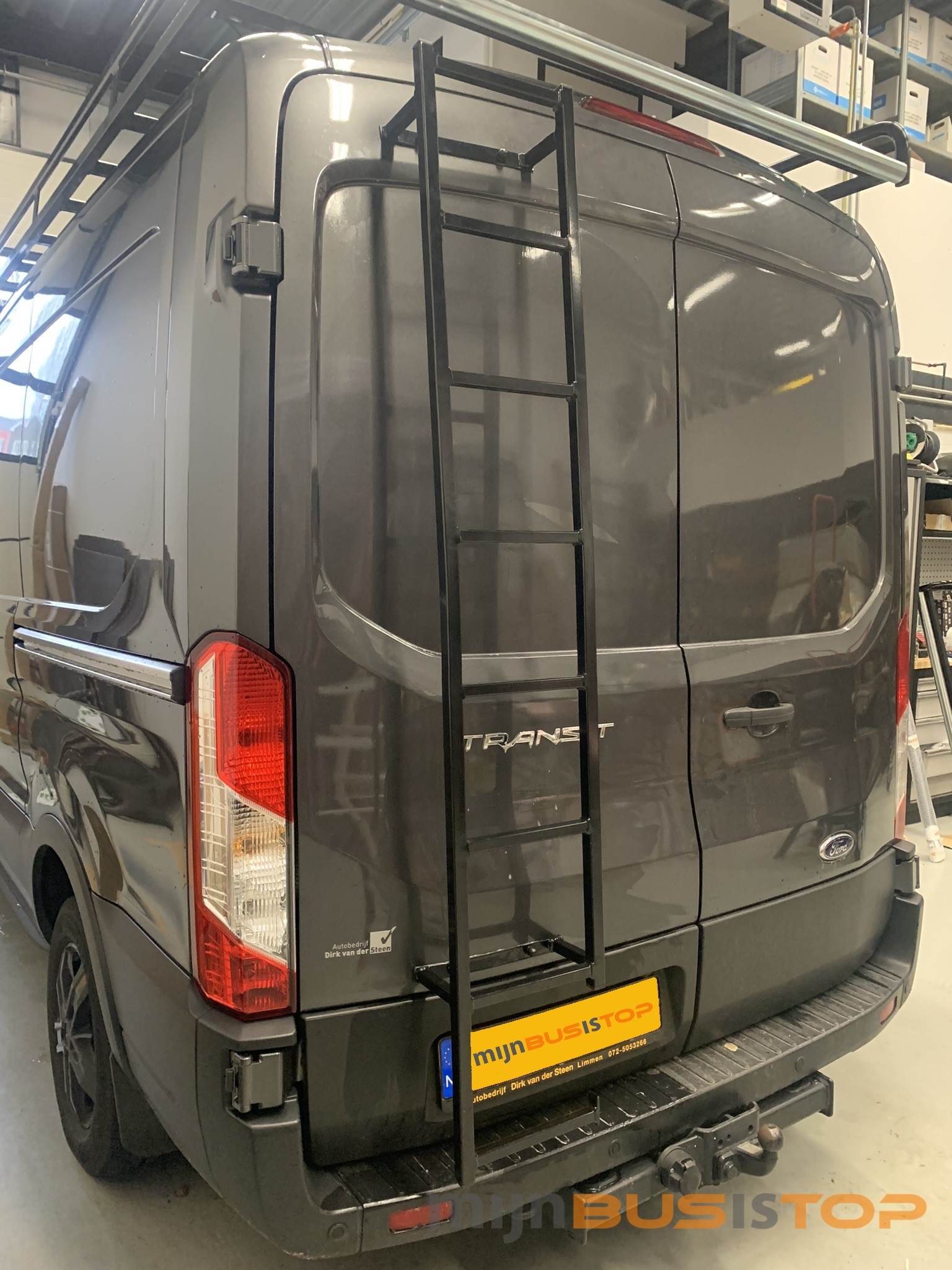 Zwarte deurladder montage op linkerdeur Ford Transit vanaf 2014