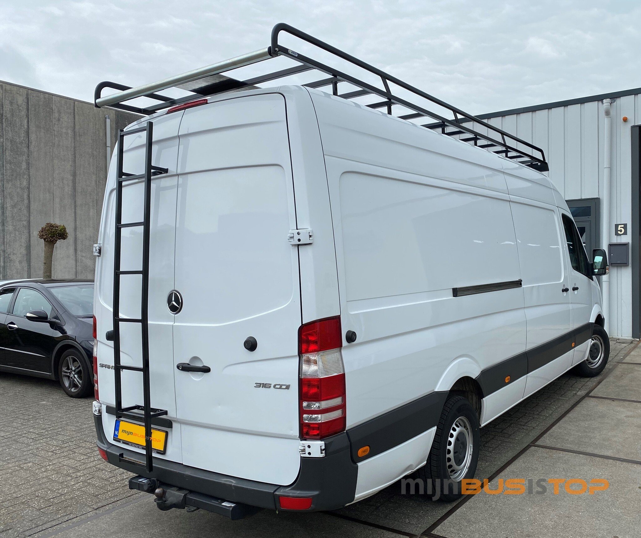 Zwarte duplex ladder 270 graden montage op deur Volkswagen Crafter vanaf 2017 H2 Linkerzijde