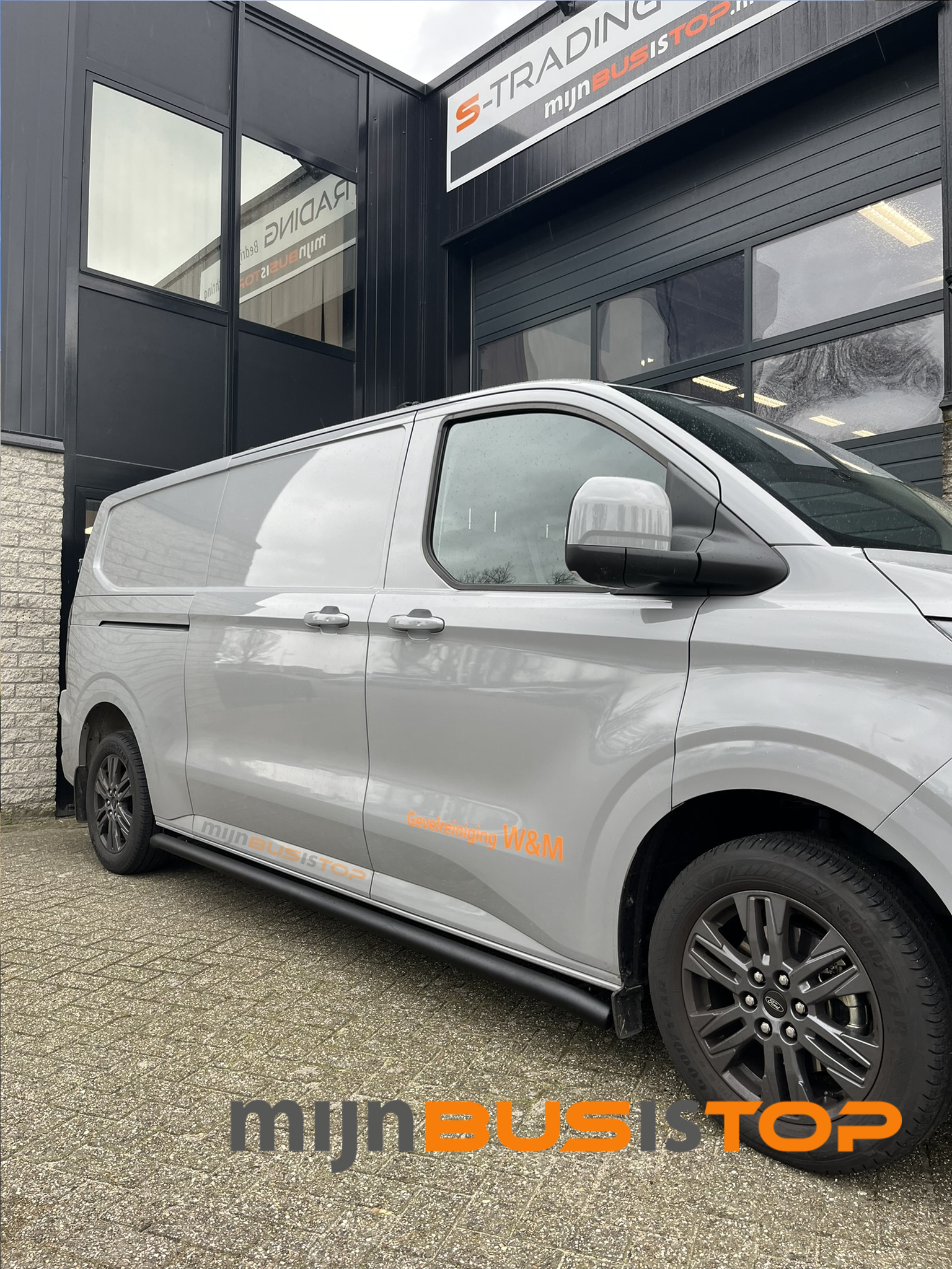 Zwarte blackline sidebars Ford Transit Custom vanaf 2024