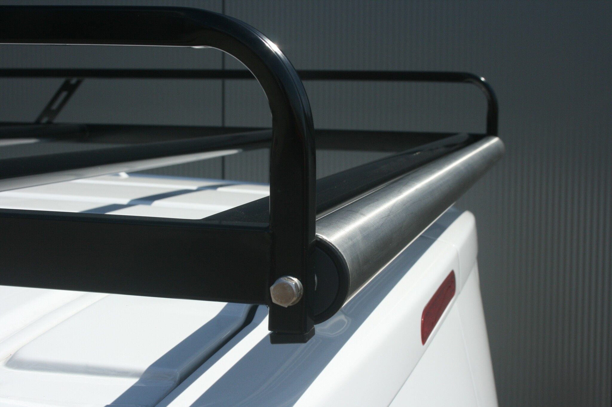 Volkswagen Zwart imperiaal Volkswagen Caddy vanaf 2011 inclusief spoiler en opsteekrol