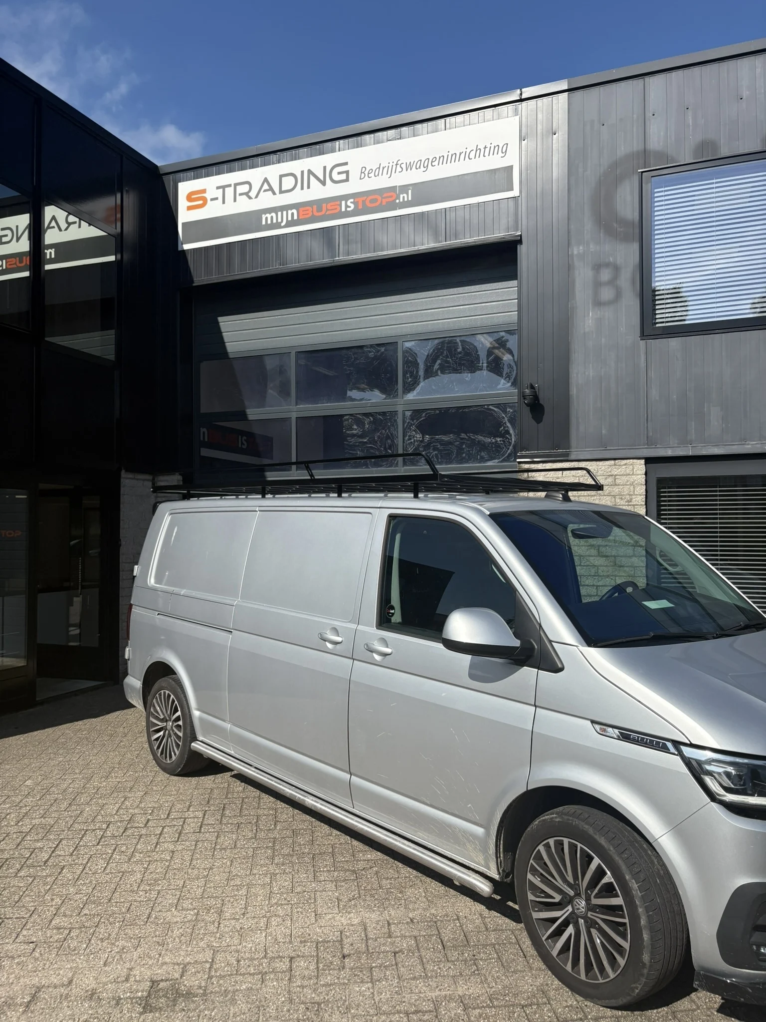 Zwart imperiaal Volkswagen T6.1 inclusief opsteekrol en spoiler