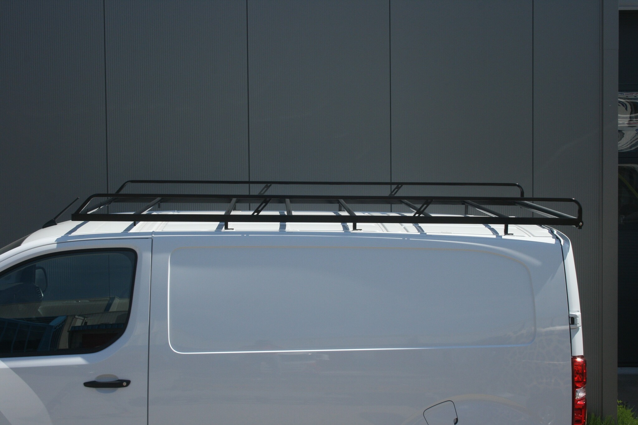 Zwart imperiaal Fiat Ducato vanaf 2006 inclusief opsteekrol en spoiler