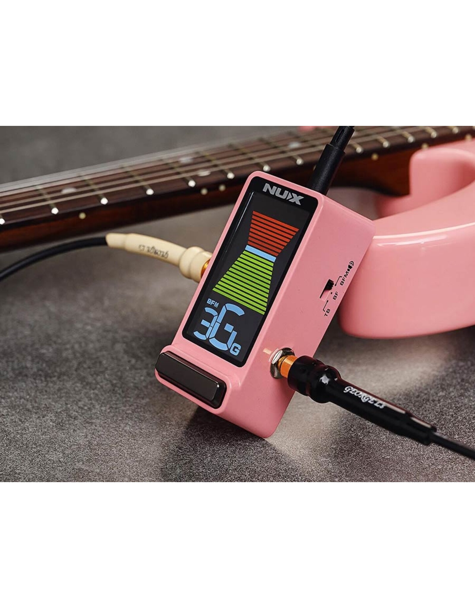 NUX NUX NTU-3 MK2 Flow Tune Pink Stage Tuner Met Specter Plectrum