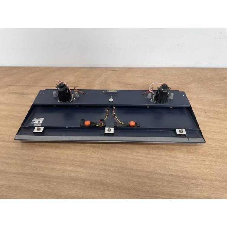 FLOOD LIGHT UNIT CENTER P/N: 2LA005542-50 S/N: 109