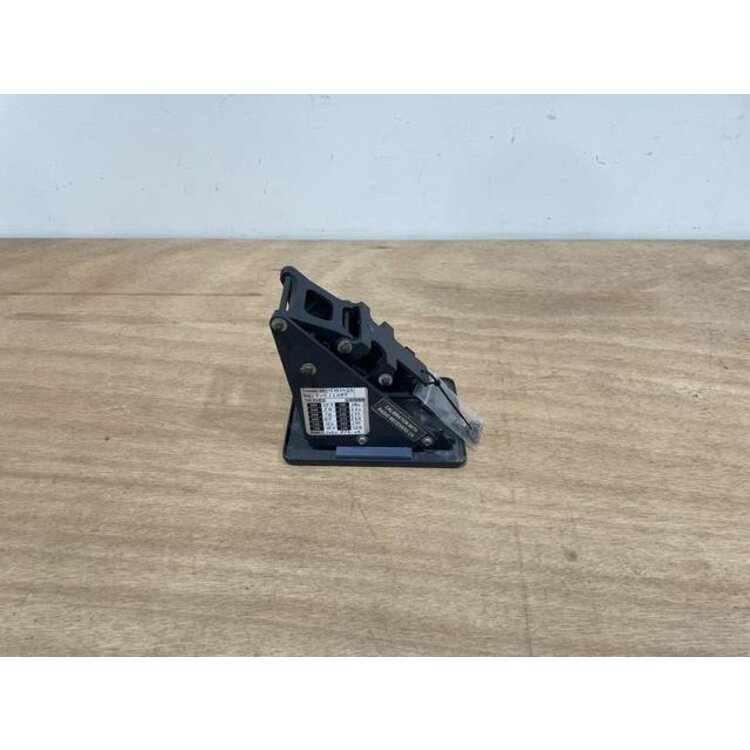 BRACKET ASSY COMPASS P/N: D2511007300500 S/N: SI070030