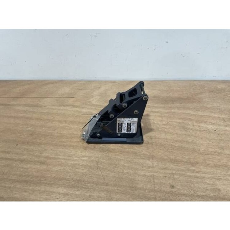 BRACKET ASSY COMPASS P/N: D2511007300500 S/N: SI070030