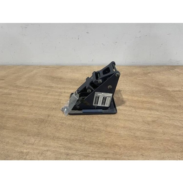 BRACKET ASSY COMPASS P/N: D2511007300500 S/N: SI070033