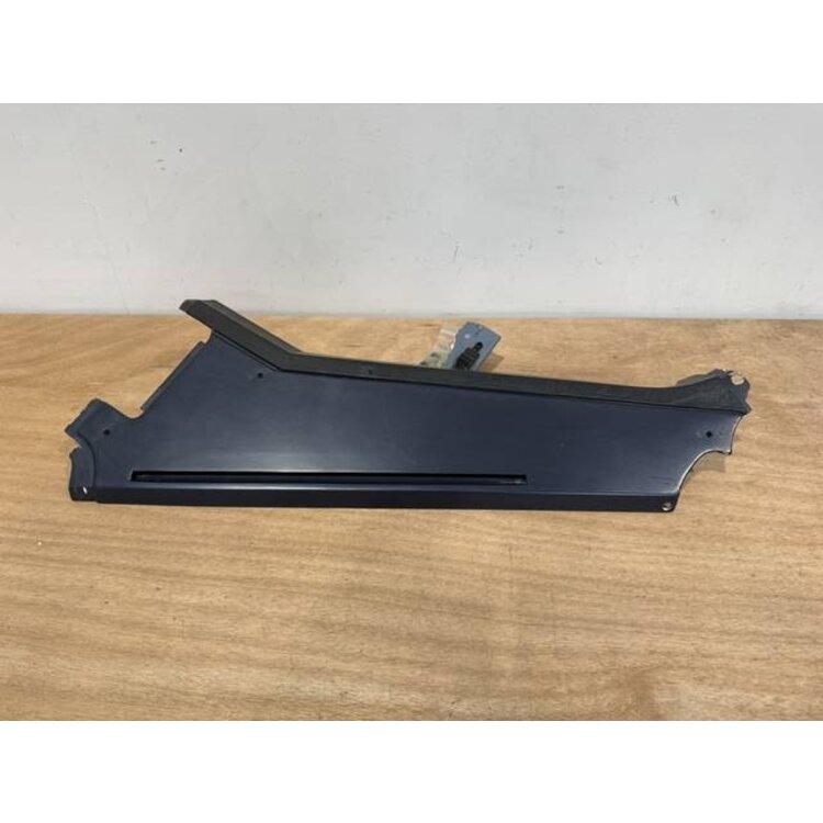 FOAM STRIP ASSY FRT RH P/N: D2511227600000 S/N: SI018039