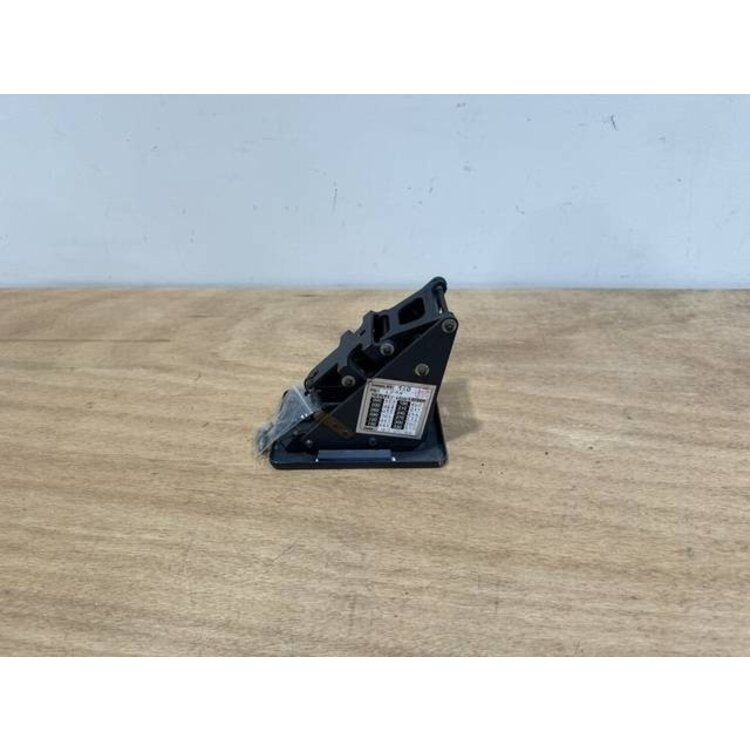 BRACKET ASSY COMPASS P/N: D2511007300500 S/N: SI070034