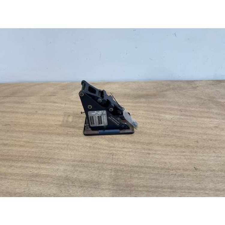 BRACKET ASSY COMPASS P/N: D2511007300500 S/N: SI070037