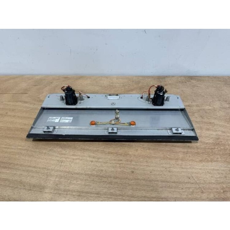 FLOOD LIGHT UNIT CENTER P/N: 2LA005542-50 S/N: 1724700