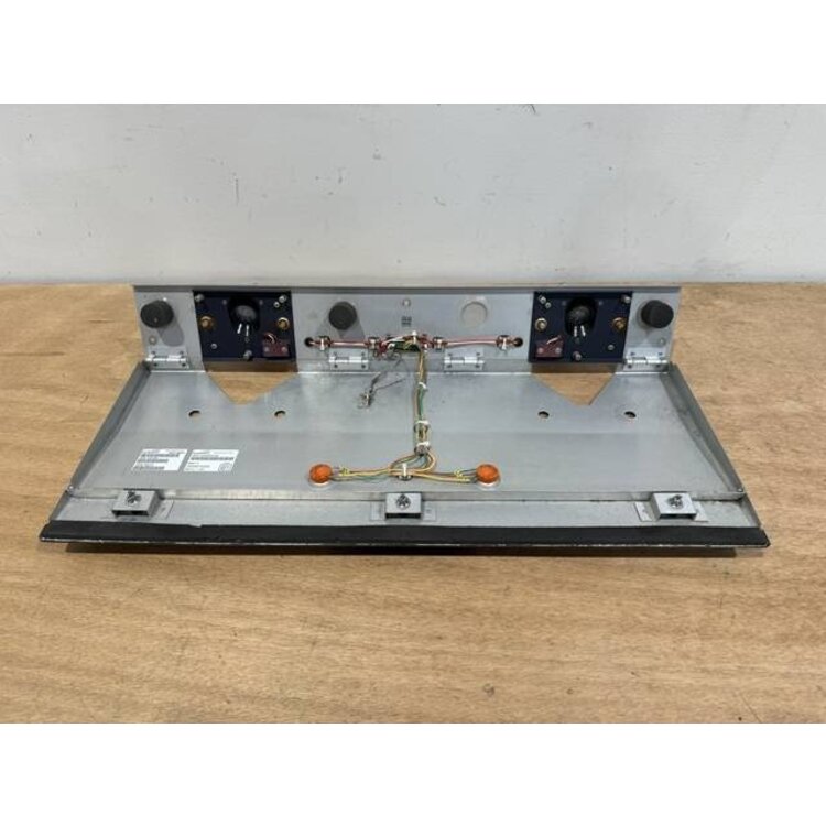 FLOOD LIGHT UNIT CENTER P/N: 2LA005542-50 S/N: 1724700