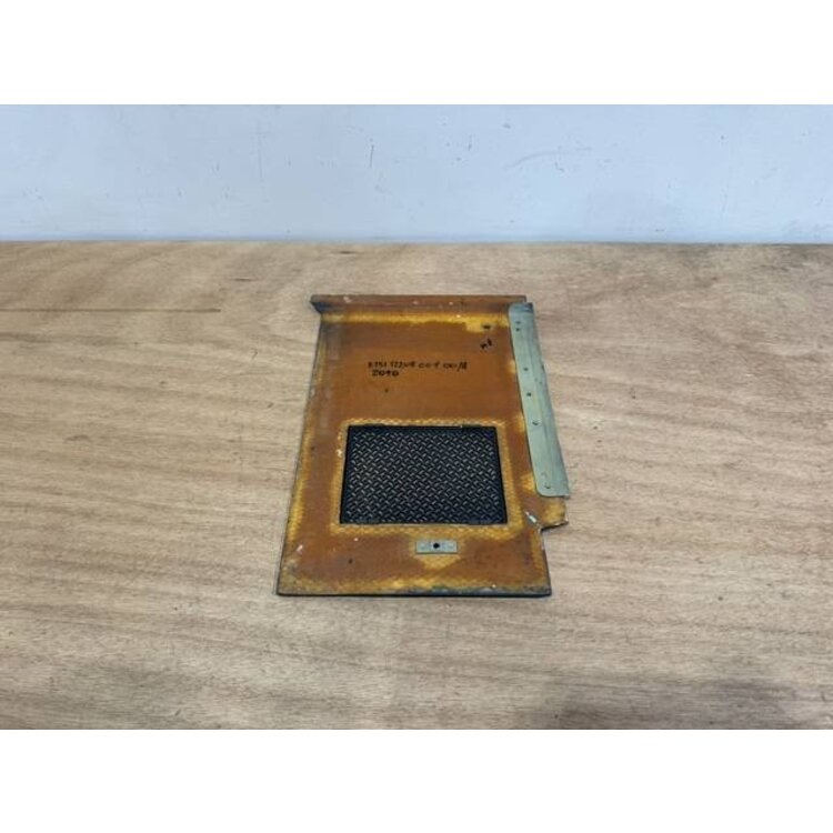 CLOSING PANEL RH P/N: D2511220800100 S/N: SI037046