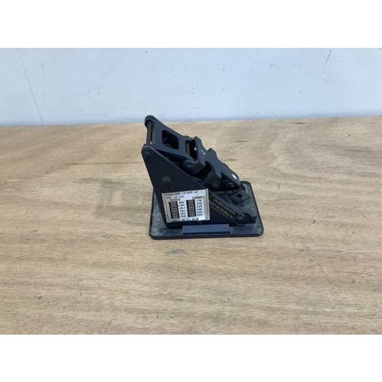 BRACKET ASSY COMPASS P/N: D2511007300500 S/N: SI070041