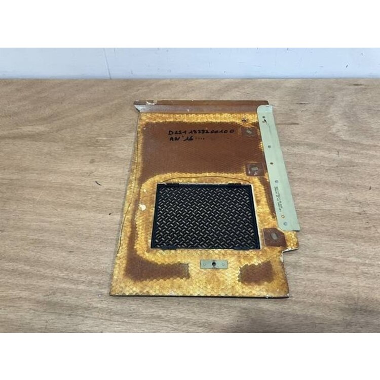 CLOSING PANEL RH P/N: D2511220800100 S/N: SI037050