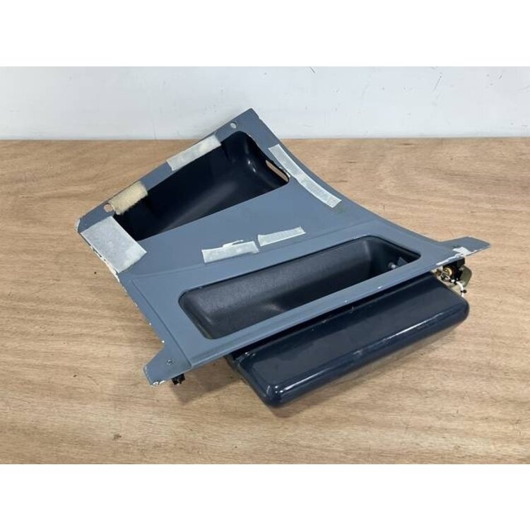 PANEL ASSY RH ESCAPE ROPE PANEL P/N: D2511229700100 S/N: SI011039