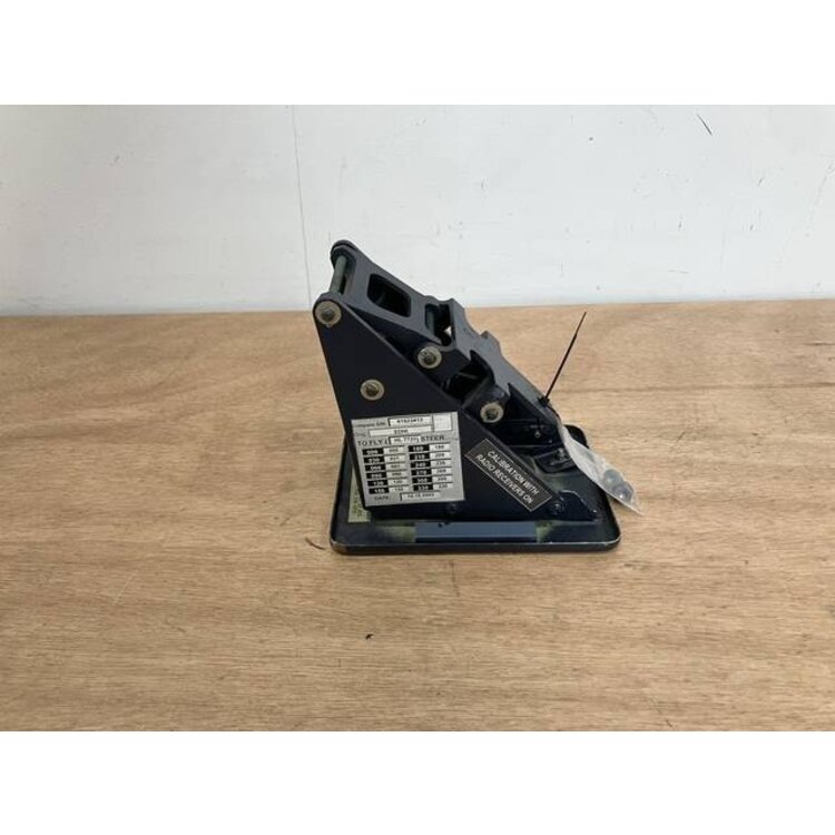 BRACKET ASSY COMPASS P/N: D2511007300500 S/N: SI070042